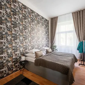 - Karlin Apartament Praga